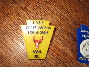 "BUCK"" 1982 Superior Esopus Pin Back Pescado y Juego Ass'n Insignia Botón ¡RARO! - Imagen 1 de 1