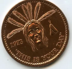 Mardi Gras Doubloon Pete Fountain Medio/Fast Walking Club 1973 aluminio dorado - Imagen 1 de 2