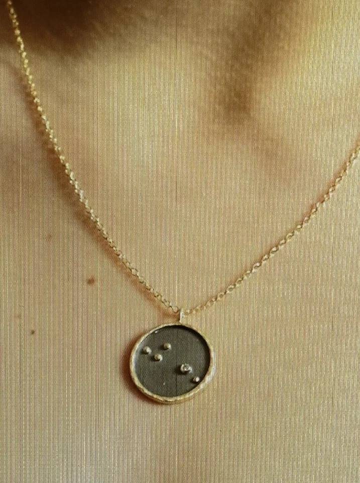 Satya Chapado en Oro 18k Leo Zodiaco Collares Peridoto 18” Longitud Usado en Excelente Condición Foto 1 de 4