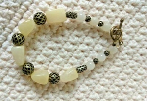 Armband / Perlenarmband mit weißen Steinen - Bild 1 von 5