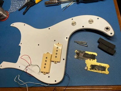 Golpeador Fender años 70 Precision Bass Loaded DiMarzio Pastilla Tornillos Escudo Ollas Foto 1 de 4