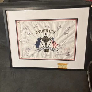 Bandiera Ryder Cup firmata 2010 squadra completa USA Mickelson Woods incorniciata 22x28 - Foto 1 di 14