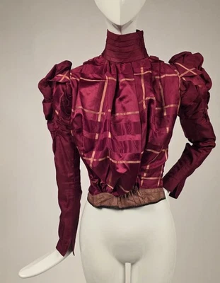 VICTORIANO 1890’S SEDA ROJA + CORPIÑO DE SEDA A CUADROS CON HOMBROS ABULLONADOS + CUELLO ALTO Foto 1 de 3