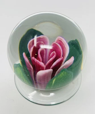 Antiguo pisapapeles Millville rosa crimpado con patas  Foto 1 de 4