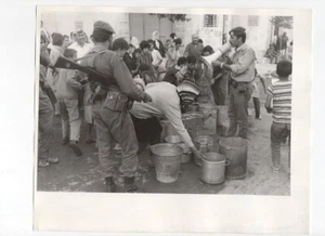 Distribución de agua en Ammán Jordania Guerra Palestina 1970 Foto de prensa - Imagen 1 de 2