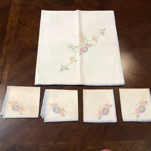 Tablecloth 33X33 & 4 Napkins Vintage Embroidery Handmade Blue Pink Yellow Daisy - Picture 1 of 11
