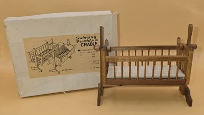 Cuna de péndulo oscilante de madera miniatura para casa de muñecas Shackman de colección caja original  Foto 1 de 4