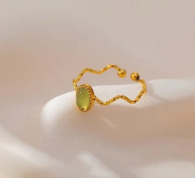 Anillo ajustable delgado de piedra abierta con piedras preciosas ovaladas verdes de acero inoxidable chapado en oro Foto 1 de 3