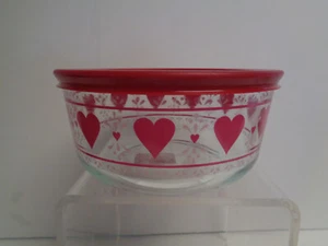 Pyrex Smitten 4-Cup Storage Bowl with Plastic Cover Pink Hearts Valentine New - Picture 1 of 2