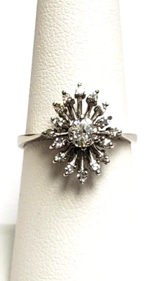 Anillo moderno de diamantes Sunburst de mediados de siglo de oro blanco de 18k para dama Foto 1 de 4
