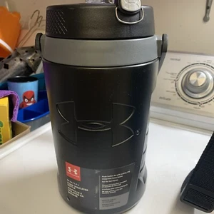 Under Armour Thermoskanne schwarz/grau 64 Unzen Doppelt isolierte Schaum Trinkflasche mit Griff - Bild 1 von 4