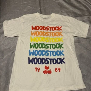 Weißes und rotes Woodstock Kurzarm-T-Shirt - Bild 1 von 3