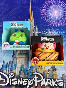 2024 Disney Parks Munchlings Peluche Heimlich & Mickey Mouse Ahi Tuna Poke Bowl LR - Imagen 1 de 2