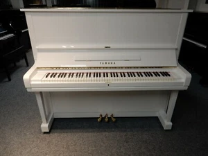 YAMAHA U3 UPRIGHT PIANO STUNNING HIGH GLOSS WHITE. 0% FINANCE AVAILABLE - Picture 1 of 2
