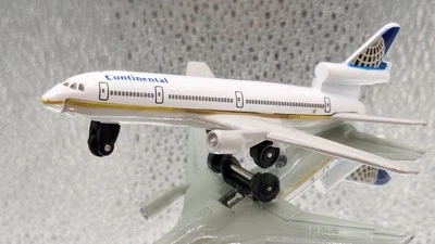 Matchbox Sky Busters: Boeing 777-200 | Continental Airline | 2000 | Diecast - Image 1 of 4