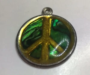 Colgante con dije de signo de paz Paua abulón concha de metal epoxi 7/8 pulgadas x 3/4 pulgadas - Imagen 1 de 9