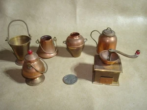 Miniature vintage casa delle bambole in ottone, Inghilterra, teiere fatte in Giappone, macinacaffè, - Foto 1 di 13