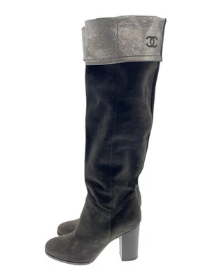 Botas Largas de Gamuza Gris Usadas CHANEL COCO MARK con Suela Gruesa Plateada, Talla 35 Foto 1 de 4