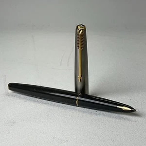Parker 61 Füllfederhalter grauer Körper silberne Kappe Goldpfeil breite Feder USA - Bild 1 von 5