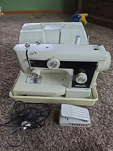 Vtg NECCHI Model 511 Sewing Machine with Foot Pedal And Case - Picture 1 of 12