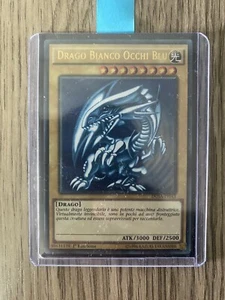 Drago Bianco Occhi Blu DUSA-IT043 Ultra Rara 1a Edizione Ita come nuovo - Picture 1 of 5