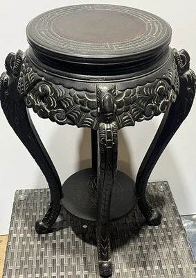 Mesa auxiliar china vintage de madera dura de mediados de siglo / soporte para plantas 🎍 tallada a mano Foto 1 de 4