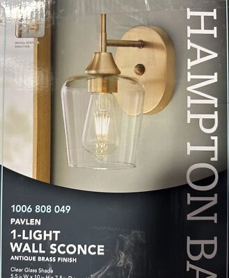 Hampton Bay Pavlen 5,5 pol. Arandela de latão antiga 1 luz com abajur de vidro transparente - Imagem 1 de 4