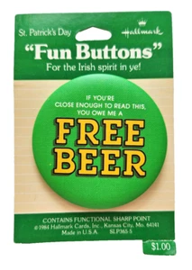 PIN BOTÓN Hallmark San Patricio De Colección CERVEZA GRATIS Si Lo suficientemente cerca como para leer '83 100 NUEVO - Imagen 1 de 3