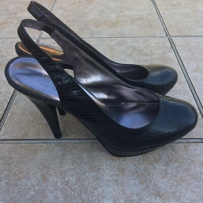 Zapatos de salón Kathy Van Zeeland punta redonda con honda en relieve 7,5 Foto 1 de 4