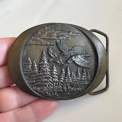 Hebilla de cinturón artesanal de metal Indiana vintage gansos voladores nubes solares 1982 patos Foto 1 de 3