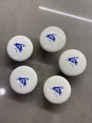 Cinco 5 perillas tiradores de cajón de porcelana vintage con flor azul casa de campo Foto 1 de 4