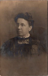 Mujer en gafas retrato RPPC c1908 Hildur Anderson? Postal - Imagen 1 de 2