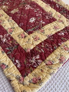 Caseta de campo dorada borgoña acolchada floral estándar farsa Grannycore 20 x 26 victoriana - Imagen 1 de 7