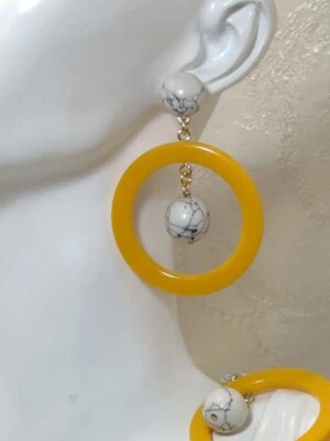 Pendientes Bauble Bar tono dorado resina amarilla círculo abierto y cuentas howlita. Foto 1 de 3