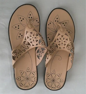 Vintage Beige Thong Slide Sandal Floral Cutout Straps Womens 1-1/4" Heel Size 8M - Picture 1 of 8