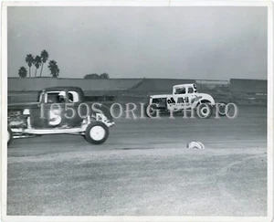Foto de stock de coches de la década de 1950 pista de tierra Jalopy Racing Fred Tomlinson #98 So Cal 1955 - Imagen 1 de 3