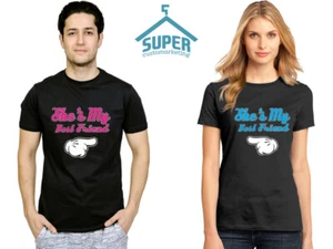 T-Shirt Paar - She's My Best Friend - Cartoon Hände Paar passendes T-Shirt - Bild 1 von 10