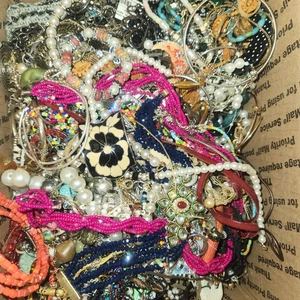 10+ Pfund Vintage bis jetzt BASTELSCHROTT Schmuck Konvolut Ernte Mehrzweck Bergung  - Bild 1 von 5