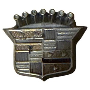 Insignia emblema volante Cadillac 1960-1975 nuevo de lote original GM # 20094597 - Imagen 1 de 3