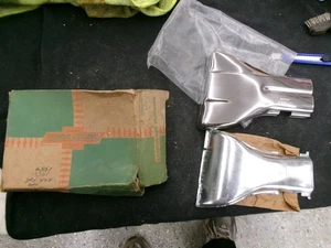 Extensión de escape Chevy Bowtie 1953 1954 accesorio GM NUEVO EN CAJA vintage 986885 - Imagen 1 de 4