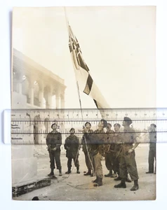 Suezkrise 1956 Pressefoto, Kommandos nehmen Marinehaus, Port Said. - Bild 1 von 2