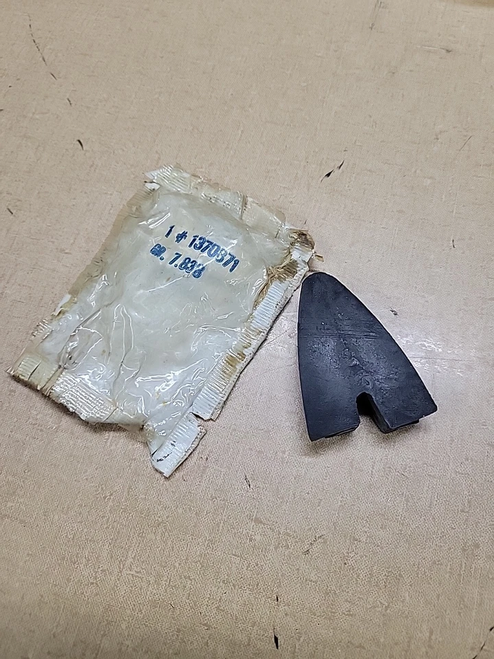 NOS GM PARTE 1370871 BUICK TAPA PARACHOQUES DELANTERO 1965 LESABRE WILDCAT ELECTRA 225 LH Foto 1 de 4