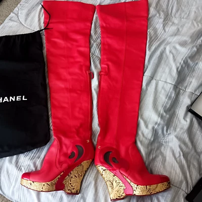 Botas de couro vermelho alto coxa Chanel - Imagem 1 de 4