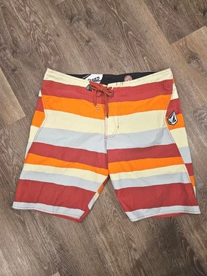 Board Shorts Volcom para hombre con diseño de bloques de colores Foto 1 de 4