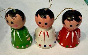 3 kleine weiße, grüne & rote Holz Engel - Vintage Weihnachtsschmuck, Glockenform - Bild 1 von 16