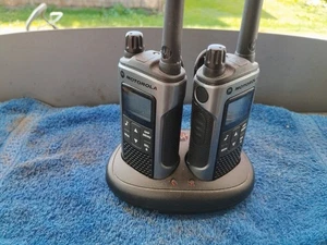 Motorola TLKR T80 2er Duo Set PMR 8 Kanal Funkgerät Walkie Talkie Ladeschale - Bild 1 von 1