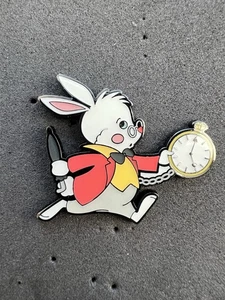 LOUNGEFLY DISNEY ALICE IM WUNDERLAND SERIE EMAILLE ANSTECKNADEL - WHITE RABBIT Uhr - Bild 1 von 2