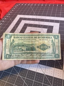 Vintage 1942 Guatemala 1 Quetzal Banknote - Picture 1 of 4