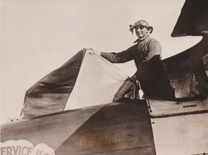Pressefoto U.S. Army World Flight Pilot Sgt. 1924 Henry Ogden weht französische Flagge - Bild 1 von 2