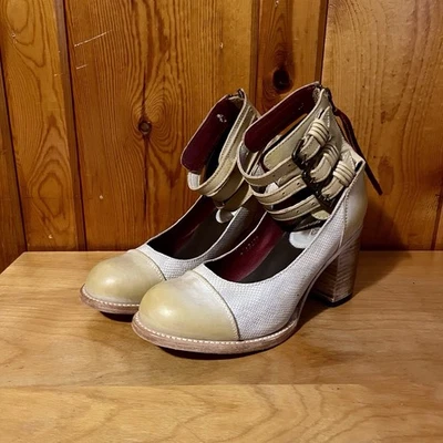 Zapatos de moda para mujer Freebird 3 pulgadas tacón bloque 3 correas amarillo mantequilla blanco roto 10 Foto 1 de 4